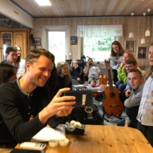 Gruppe beim Skypen